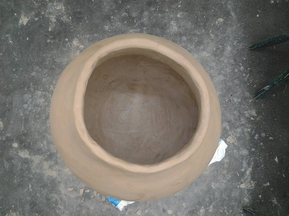 Draufsicht auf ein traditionelles afrikanisches rundes Tongefäß für Wasser, mit einer runden weiten Öffnung oben, von Berliner Studenten für das Projekt 
