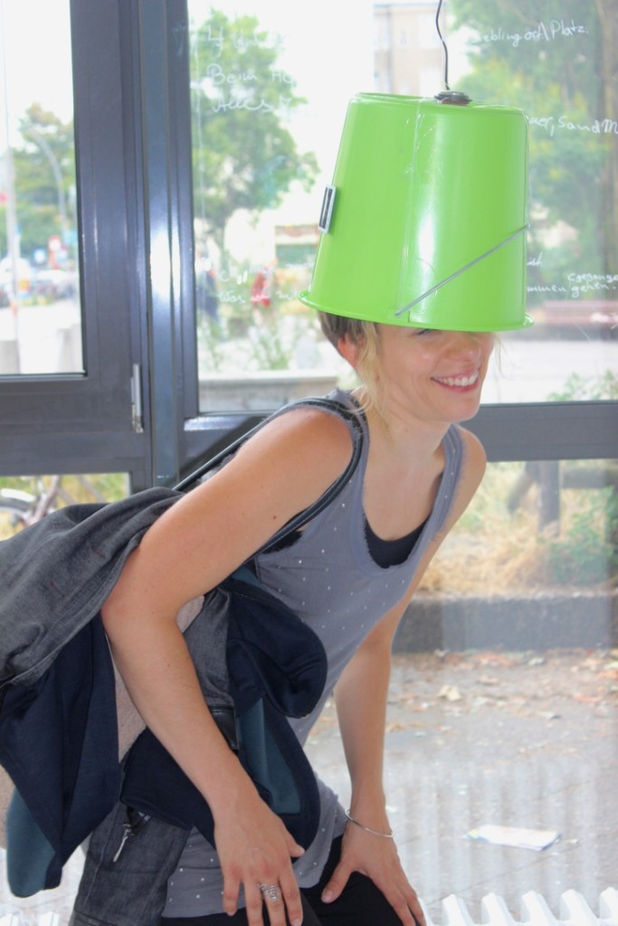 Eine belustigte Besucherin setzte einen grünen Eimer auf ihren Kopf.
