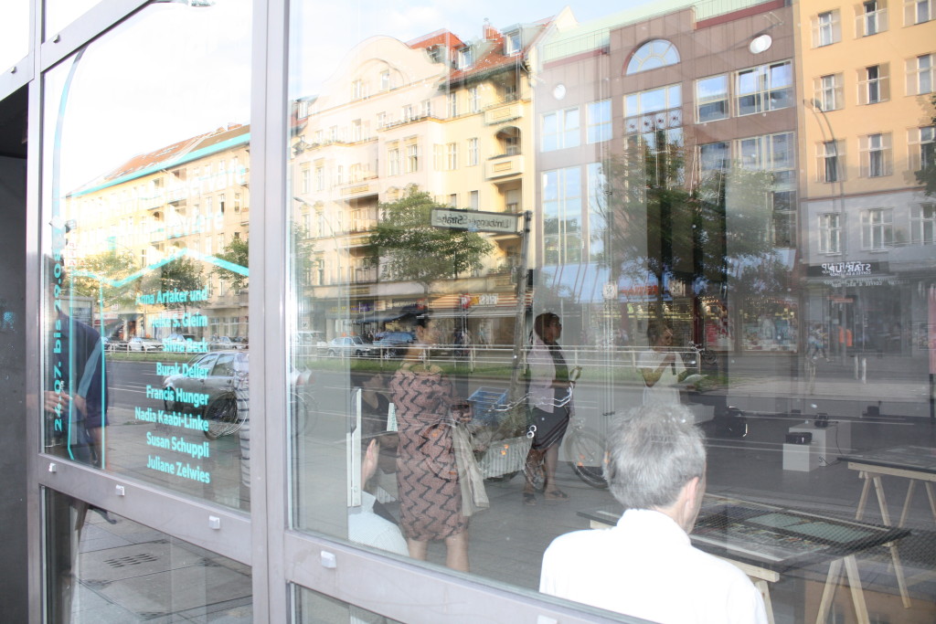 Die Glasfassade der Galerie ermöglicht einen Blick von ausßen auf die Ausstellung und ihre Besucher.